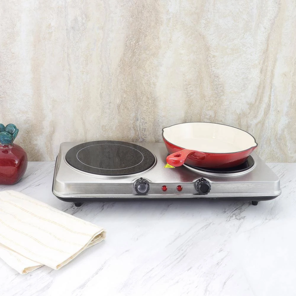 Artisan 8 in. Cast Iron Nonstick Skillet in Scarlet Red with Pour Spout by Crock-Pot - Image 4